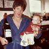 马克•保尔森(Mark Paulson)，上世纪70年代末，他抱着侄子和1971年罗曼尼-康帝酒庄(Domaine de la Romanee-Conti)的耶罗波安。他以250美元的价格买下了这瓶酒，在本月的一场拍卖会上，它可能会卖到8万美元甚至更多。