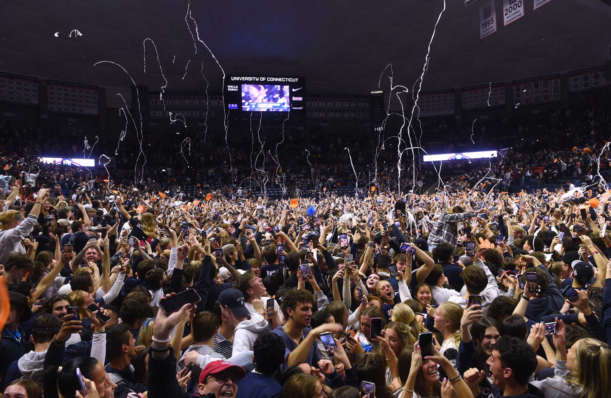 Gampel Pavilion hosts watch party for UConns national championship