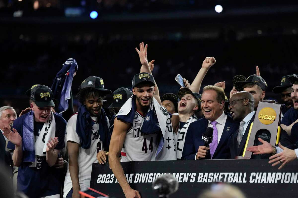 Jim Nantz Last Ncaa Tournament Game Caps Emotional Day For Cbs Voice 5945