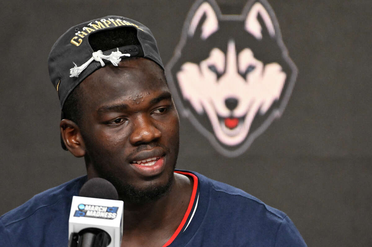 HOUSTON, TEXAS - APRIL 03: Adama Sanogo #21 dari Connecticut Huskies menjawab pertanyaan selama konferensi pers setelah mengalahkan San Diego State Aztecs 76-59 selama pertandingan Kejuaraan Nasional Turnamen Bola Basket Putra NCAA di Stadion NRG pada 03 April 2023 di Houston , Texas.  (Foto oleh Logan Riely/Getty Images)