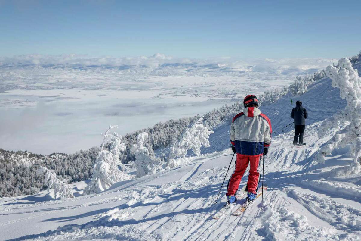 一月份，滑雪者们在南太浩湖的天山度假胜地滑下银河碗。这个度假胜地本季度降雪量创历史新高。