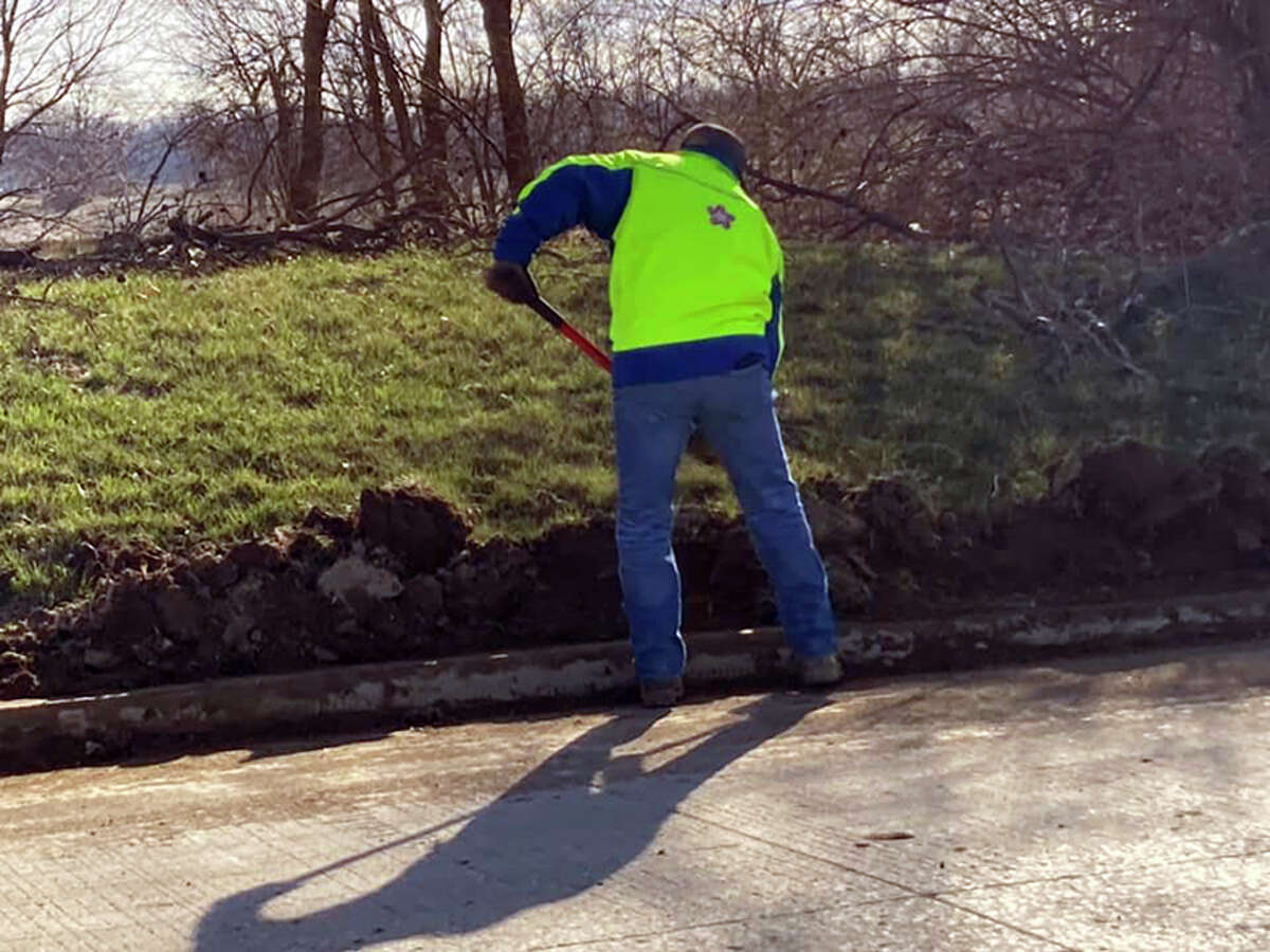Roxana Landfill cleanup moves at 'glacial' pace, nearby resident says