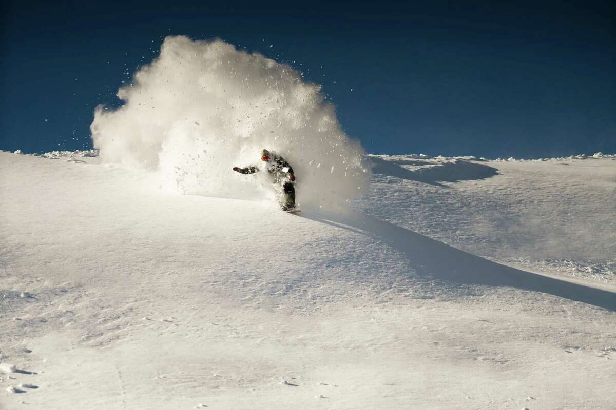 今年冬天，一名滑雪者在糖碗度假村雕刻厚厚的积雪。该度假村位于80号州际公路附近的唐纳山口，到目前为止，已经收到了769英寸(64英尺)的降雨量，略低于其记录。