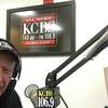 KCBS电台资深记者迈克·科尔根正在直播