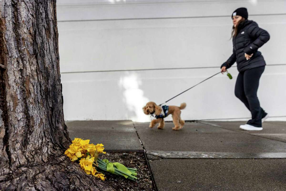 4月5日，在旧金山林肯山附近，科技高管鲍勃·李被捅死的地方附近放着鲜花。