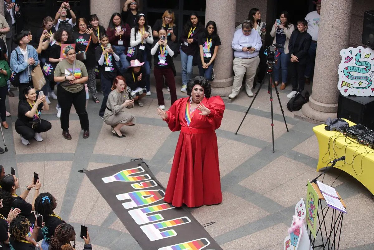 Texas Senate votes to defund libraries where drag queens read to kids - Vimarsana News