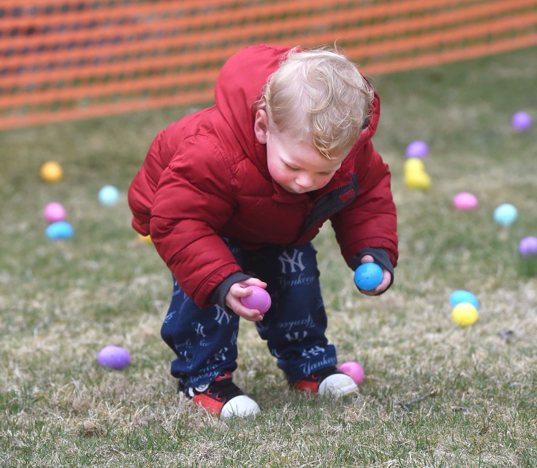 nearly-200-children-hunt-for-easter-eggs-at-ridgefield-church