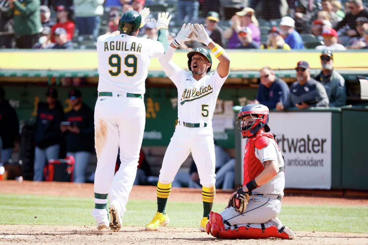 Jesus Aguilar wins game with walk-off homer