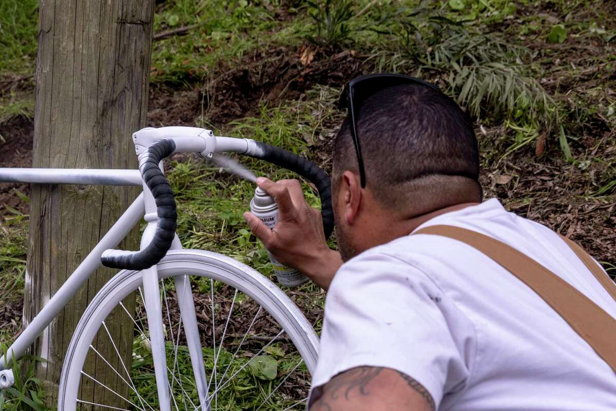 瓦格纳·索萨(Wagner Sousa)将白色油漆喷在一辆幽灵自行车上，他的朋友伊桑·博伊斯(Ethan Boyes)在旧金山被一辆汽车撞死。