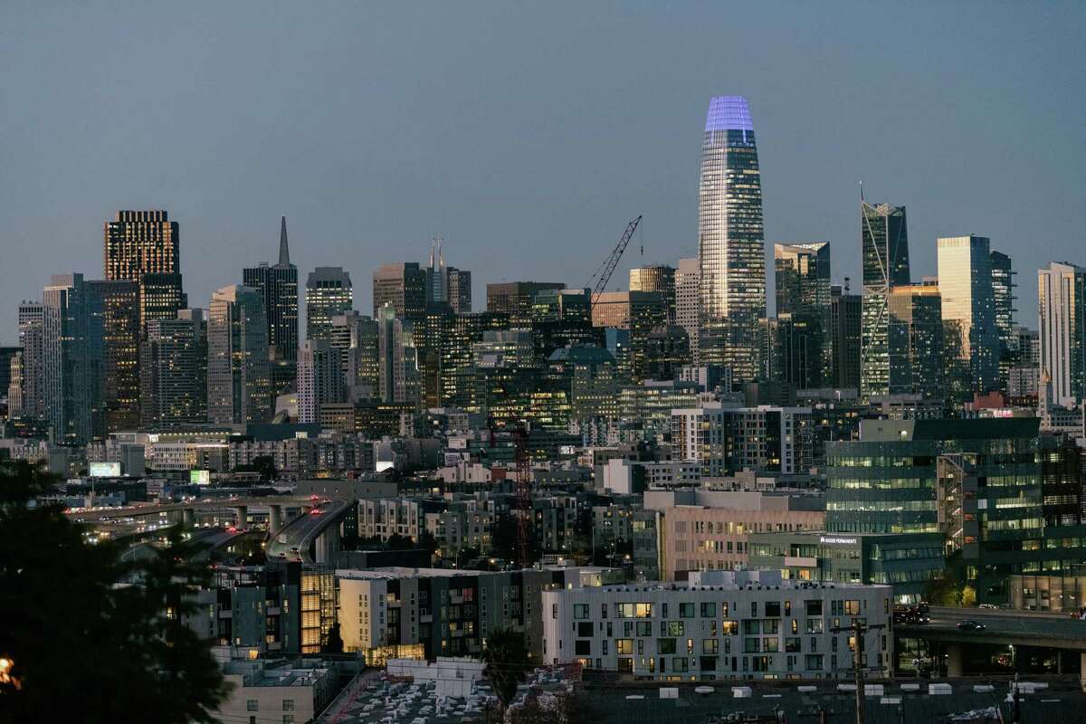 文件- 2022年12月1日，旧金山市中心的景色。围绕鲍勃·李(Bob Lee)之死的紧张气氛出现在一个不稳定的时期，科技行业因裁员而崩溃，而这座城市本身也在努力将工人、游客和会议带回市中心及其周围的荒凉地区。(Aaron Wojack/《纽约时报》)