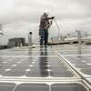 2023年4月7日星期五，加州旧金山，Luminalt的太阳能技术人员Isaac Bonnell正在为一户家庭的太阳能电池板进行退役工作。