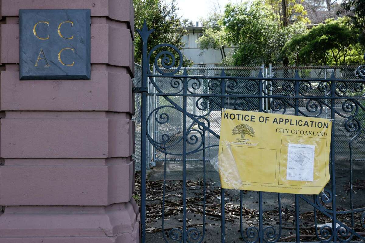 加州艺术学院奥克兰分校的大门上挂着申请通知。在开发商Emerald Fund提交了在该地块上建造住房的计划后，CCA奥克兰校区仍在等待开发。