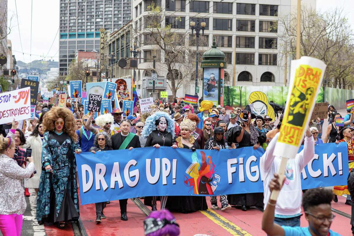 在“Drag Up!”活动期间，一群人沿着旧金山市场街游行。反击!的集会，吸引了1000多人。