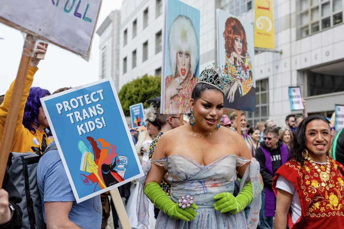 “唯一的雷克西”参加了旧金山市政厅的集会和游行，这次游行是针对全国各地针对LGBTQ社区的几项法案而组织的。