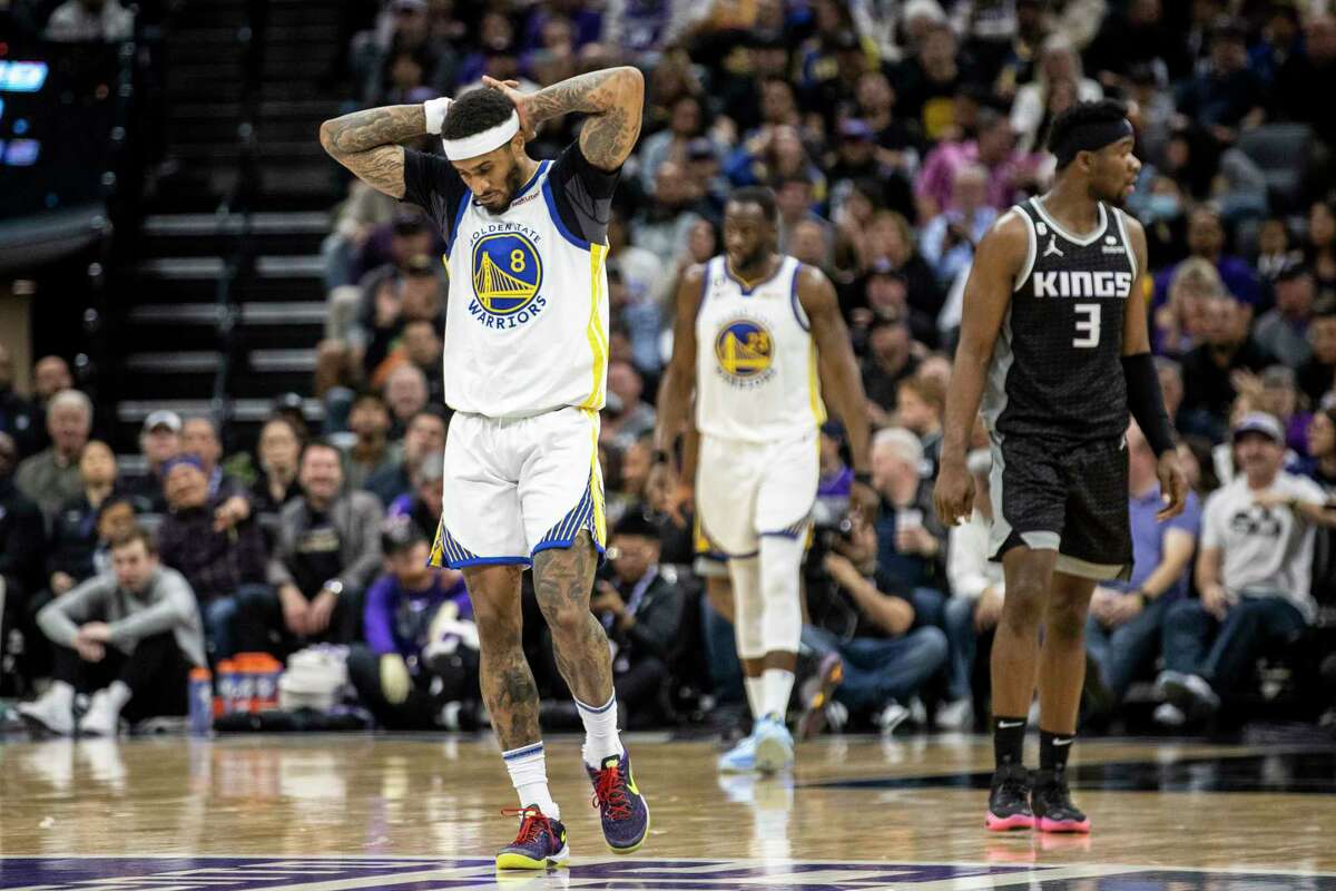 2023年4月7日星期五，加利福尼亚州萨克拉门托，金州勇士队后卫加里·佩顿二世(8岁)在与萨克拉门托国王队的NBA篮球比赛中第二节失误后做出反应。