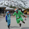 2023年4月8日，周六，身穿孔雀装的阿曼达·克勒(左)和身穿妖精装的尼克·安吉尔，两人都来自俄勒冈州克拉玛斯瀑布，在加州奥林匹克谷的帕利塞德斯·塔霍滑雪后休息。