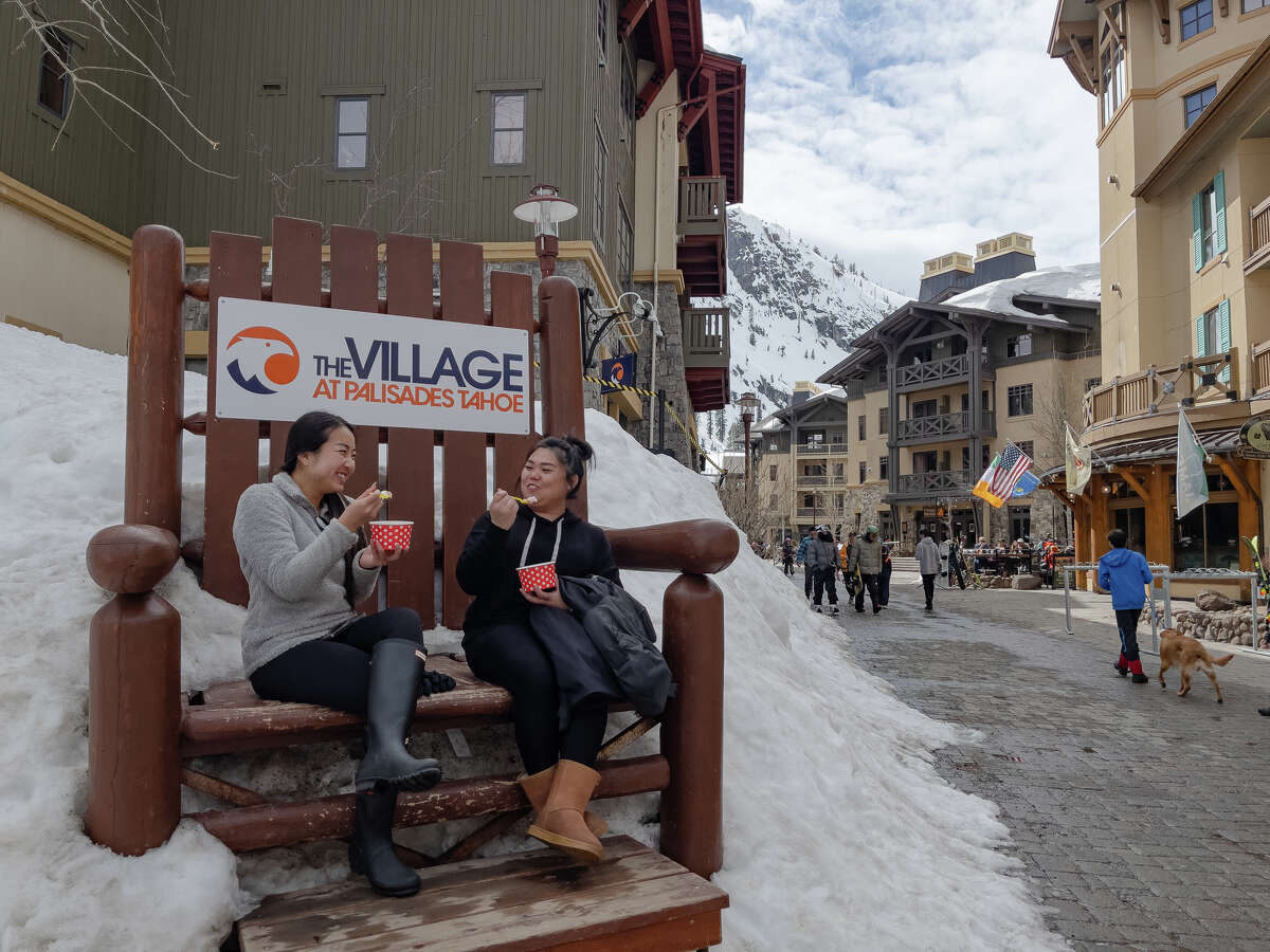 来自萨克拉门托的Jolene Lee和Maybeline Chong在奥林匹克谷的Palisades Tahoe享用冷冻酸奶。