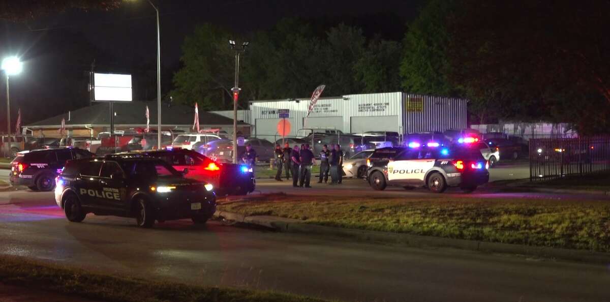 Man argues with group, is shot in convenience store parking lot