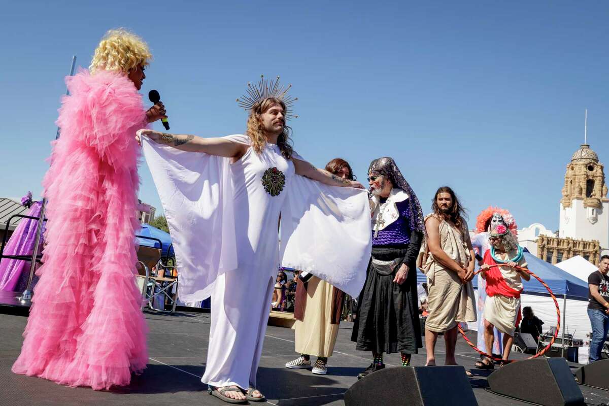 Bosterous, joyful crowd enjoys Easter party in Dolores Park