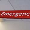 急诊室标志的资料照片。医院的红色紧急标志