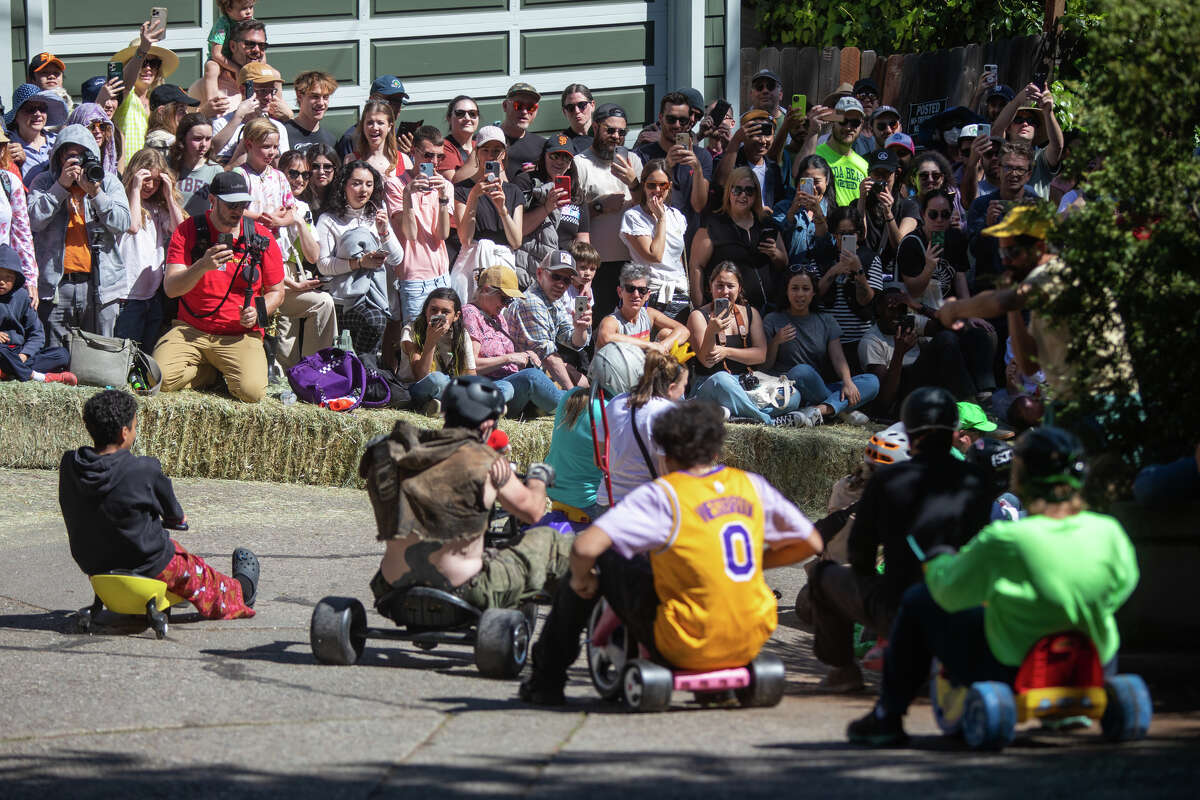 SF daredevils race big wheels down city's crookedest street