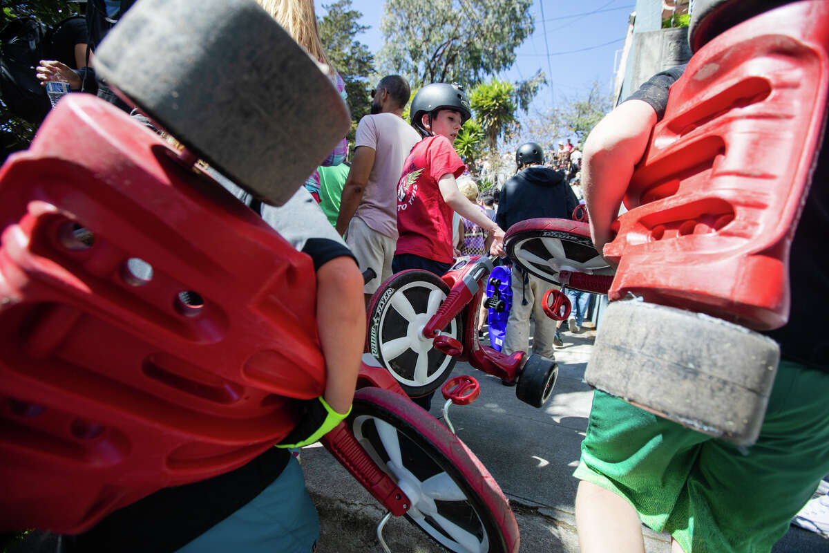 SF daredevils race big wheels down city's crookedest street