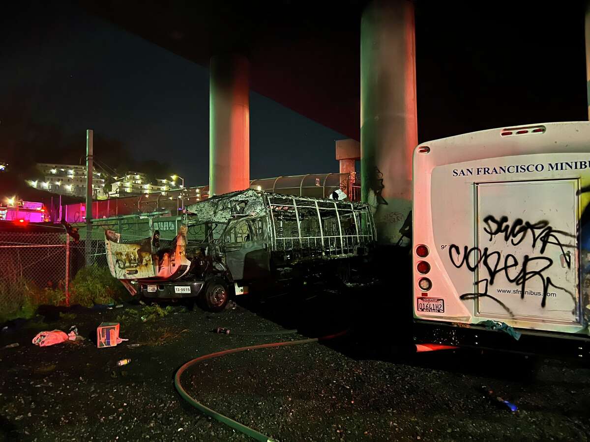 储存在280号州际公路23街下的巴士在旧金山波特雷罗山地区被烧毁。
