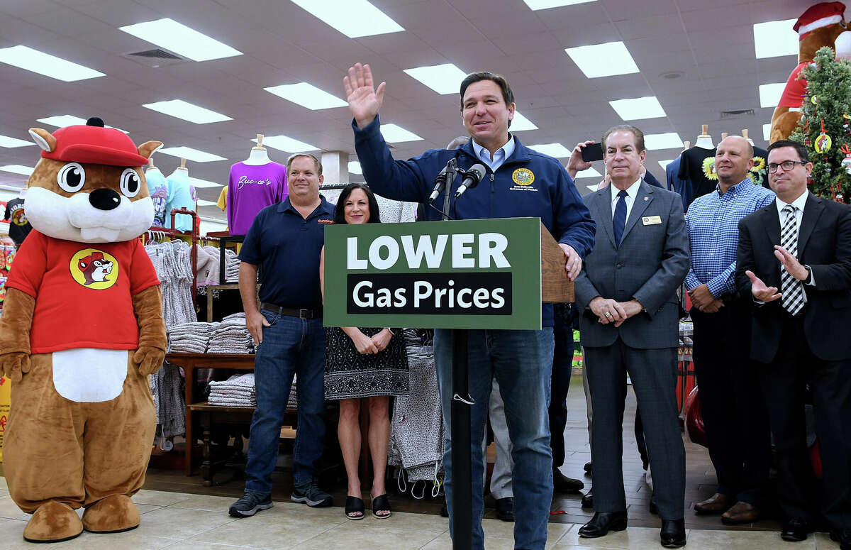 Ron Desantis Introduces Crowd To Buc Ees Beaver Nuggets