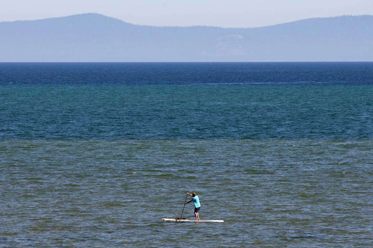 从南太浩湖的埃尔多拉多海滩上可以看到清澈的湖水。这张照片拍摄于2022年7月;从那时起，水的清晰度有所提高，成为几十年来最好的。