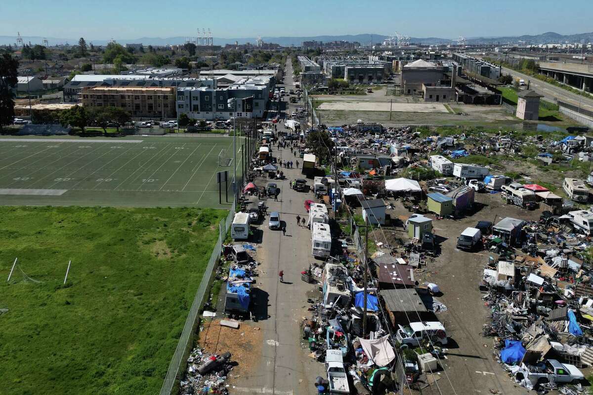 Oakland evicts last residents of Wood Street homeless encampment