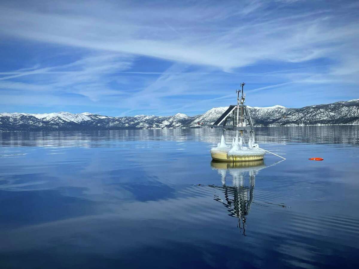 隆冬时节，在太浩湖上可以看到一个研究浮标。