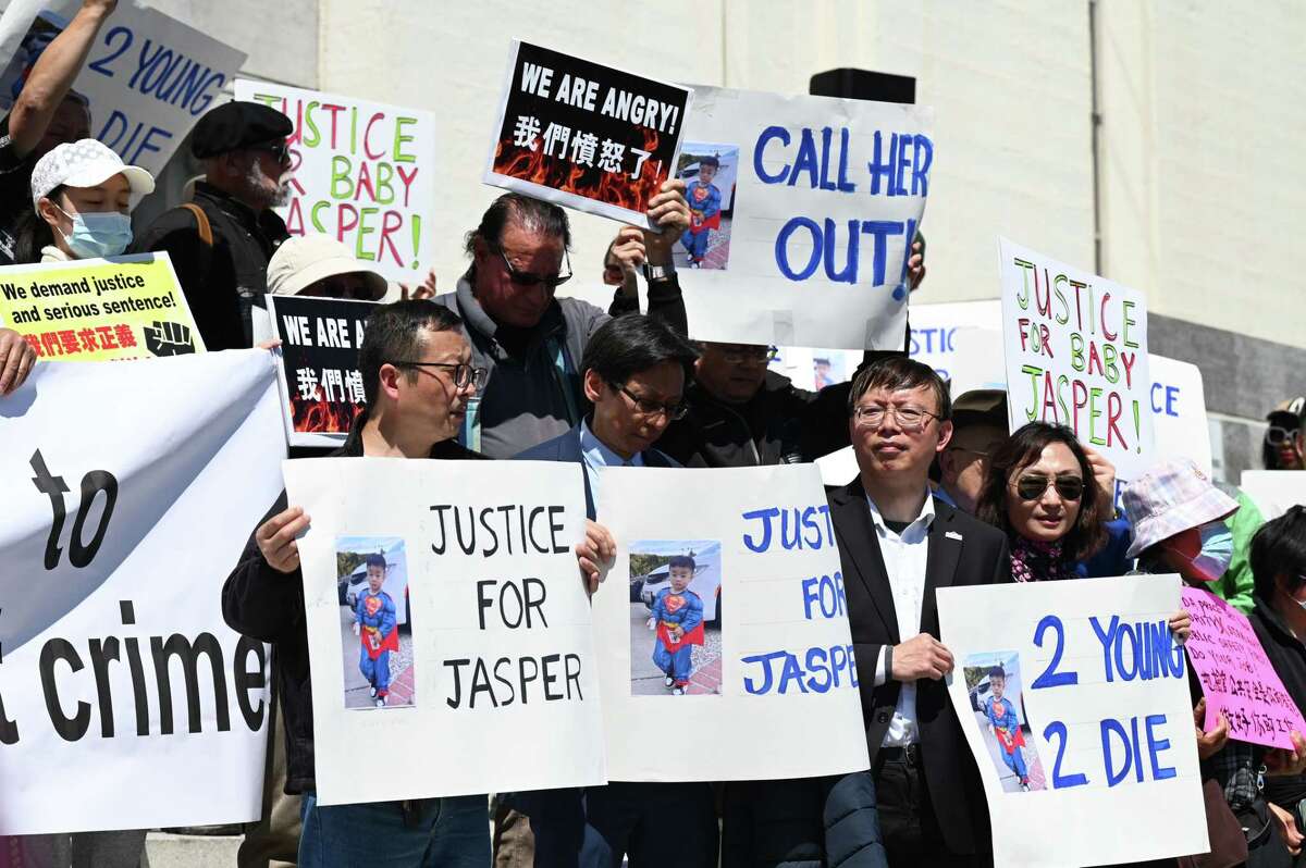 周一，抗议者聚集在阿拉米达县法院前，要求为贾斯珀·吴(Jasper Wu)谋杀案伸张正义，并要求罢免地方检察官帕梅拉·普莱斯(Pamela Price)。