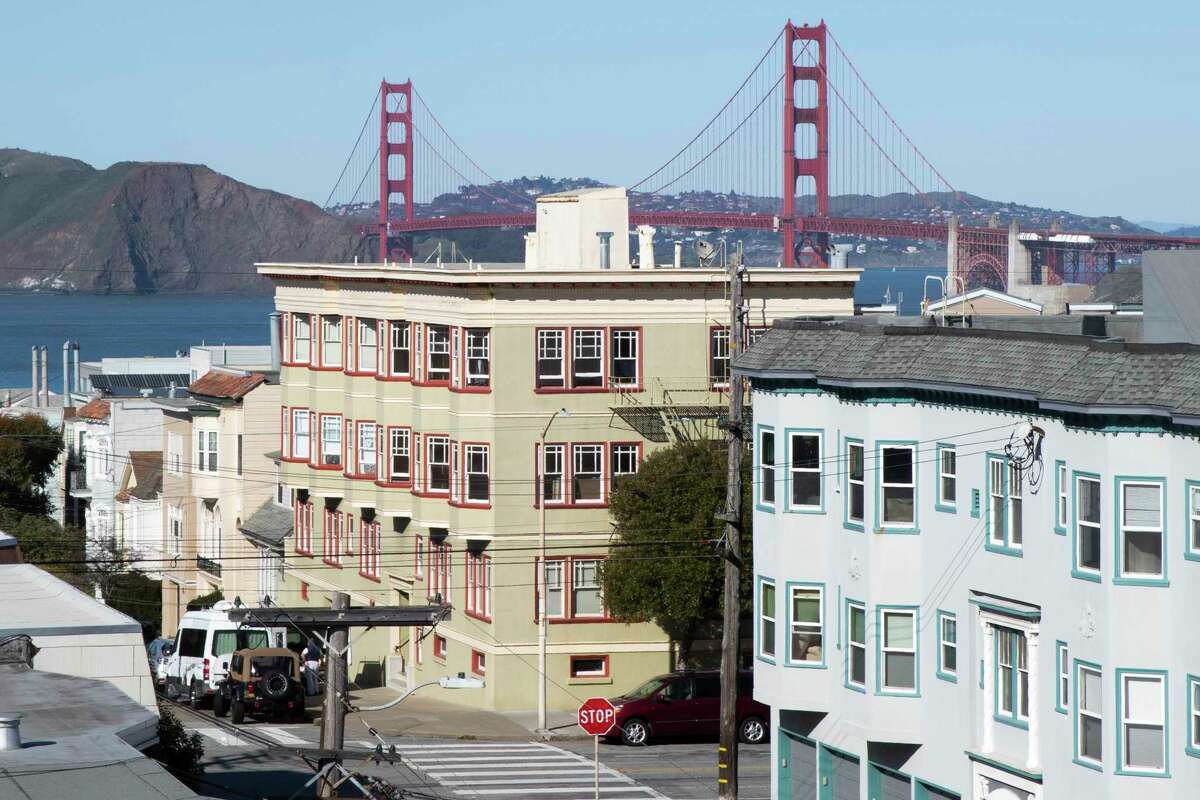 2021年，旧金山第27大道247号的屋顶甲板上的景色。根据房地产上市网站Zillow的数据，与旧金山的大多数地区一样，94121邮政编码(包括该镇的这一部分)的典型租金价格仍低于疫情前的水平。