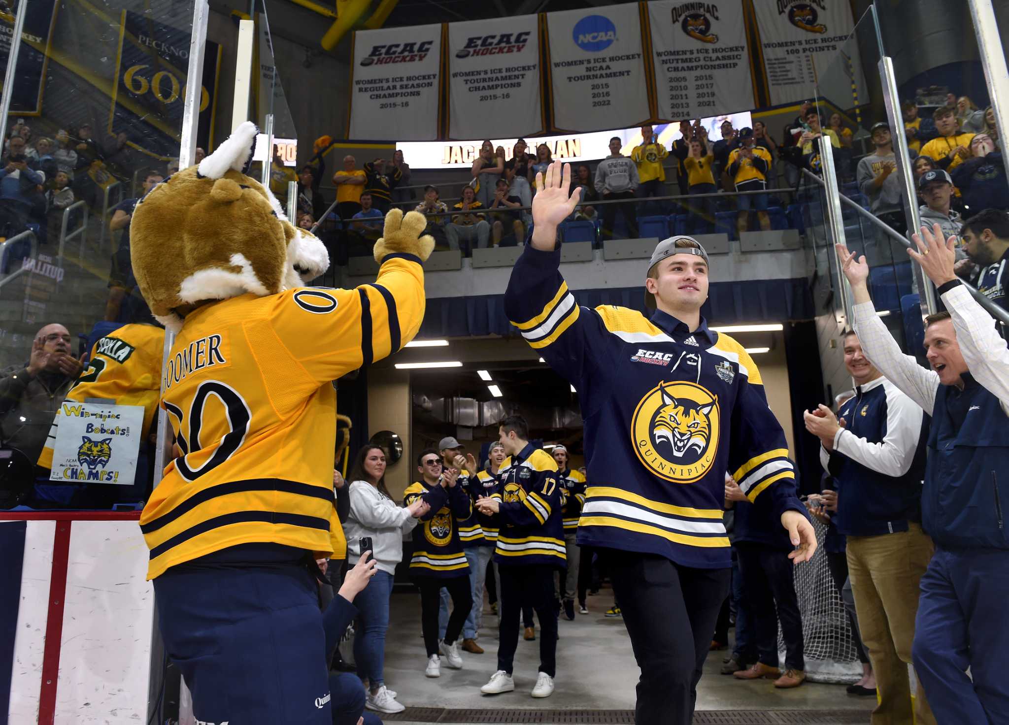 Quinnipiac Celebrates National champion Men s Hockey Team 