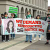 人们聚集在旧金山轮渡大厦外参加“争取堕胎权利”集会，抗议法院最近对堕胎药物米非司酮的判决。2023年4月10日星期一，加利福尼亚州旧金山。