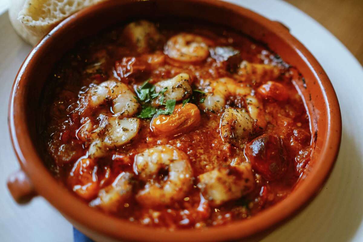 在旧金山的Gola餐厅，用红鲷鱼和虾在温和的番茄酱中烹制而成的chreme。这家突尼斯新餐厅的特色菜肴将受到该国地中海沿岸的影响。