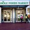 Whole Foods暂时关闭在市场街1185号再次强调了旧金山的安全挑战,和中端市场的大批企业在该地区,与超级块和Reddit计划周二离开和Twitter有大规模裁员,4月11日,2023年,在旧金山,加州。