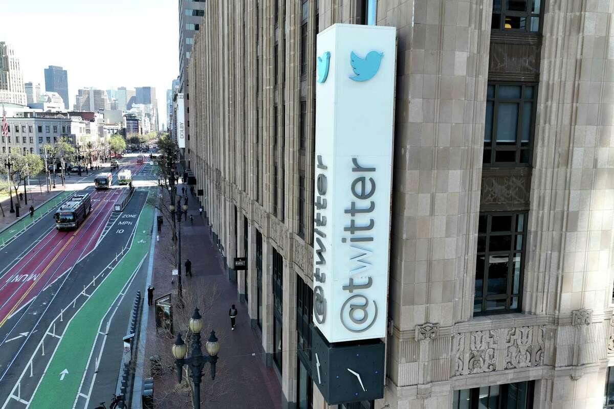 推特首席执行官埃隆·马斯克(Elon Musk)将旧金山推特总部门前的标志修改为涂掉公司名称中的“w”。马斯克在接受英国广播公司记者采访时表示，自去年收购特斯拉以来，该公司已经解雇了6000多名员工，约占员工总数的80%。