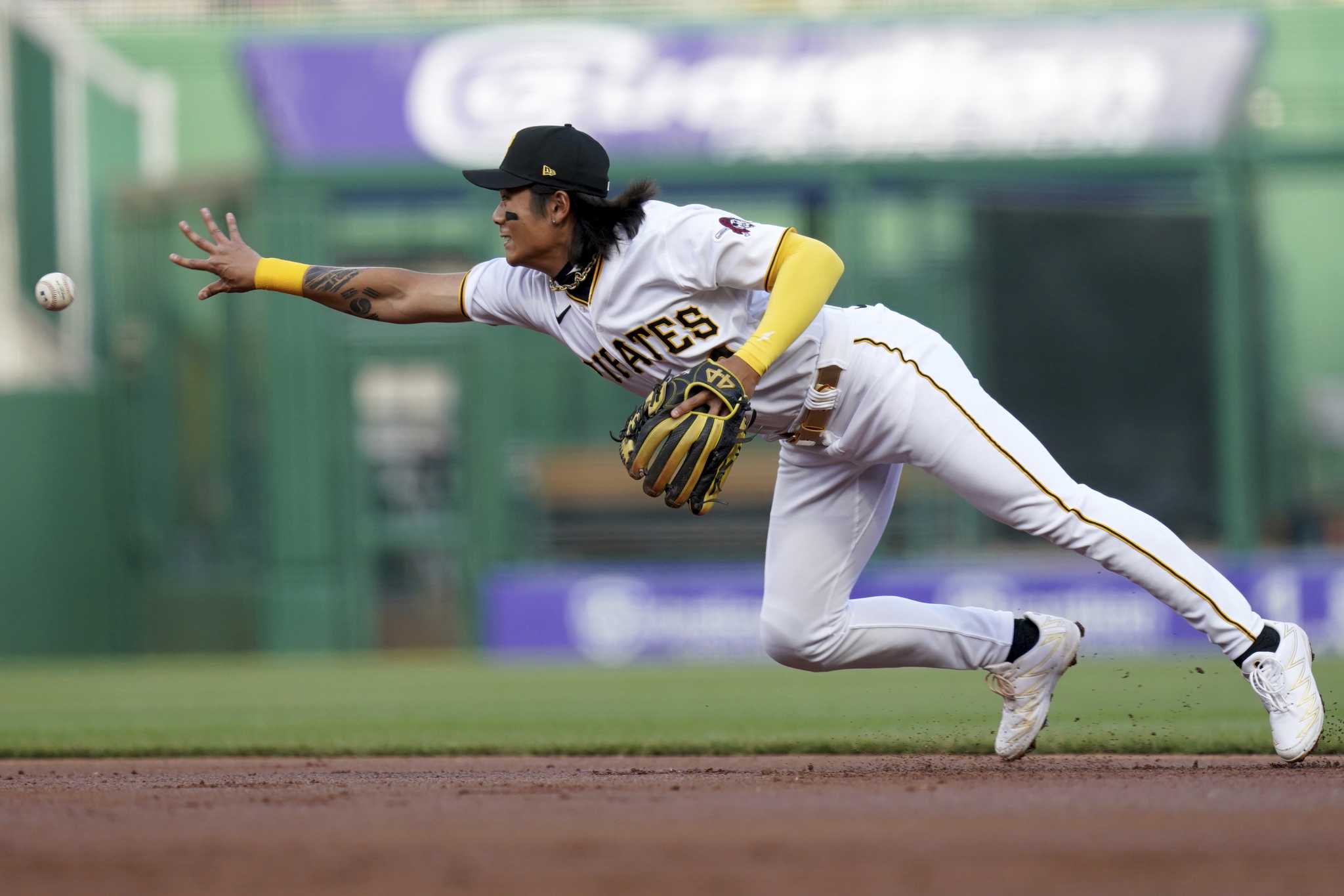 Rookie Bae hits 3-run homer in 9th, Pirates beat Astros 7-4