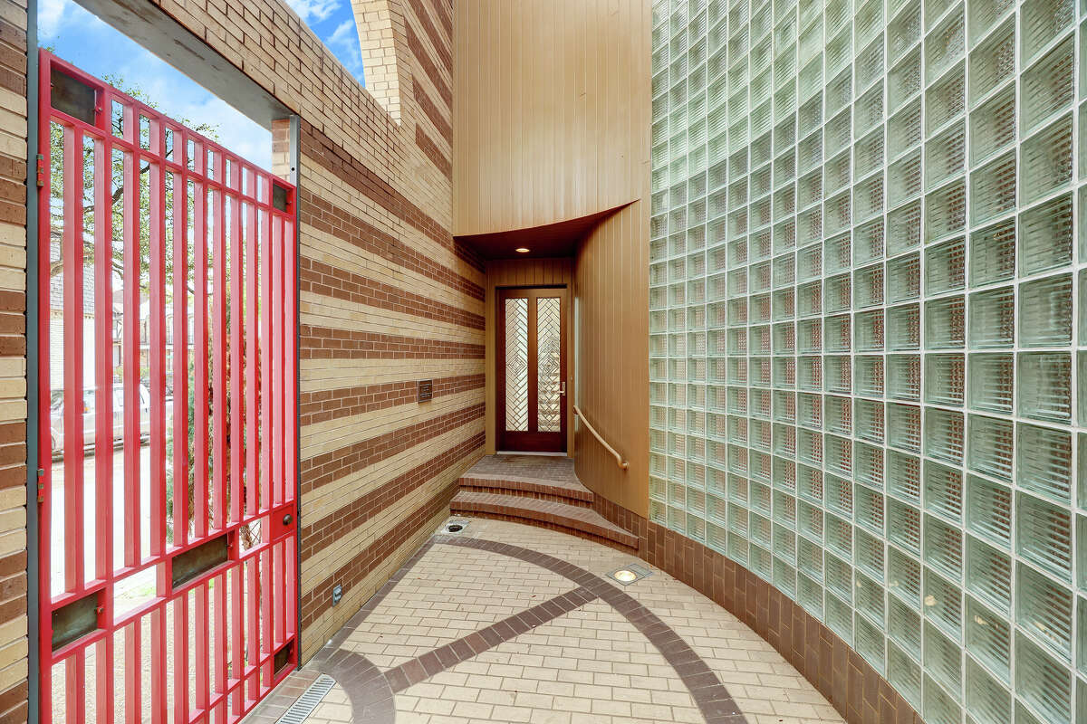A half-moon courtyard greets you at the entrance of the home.