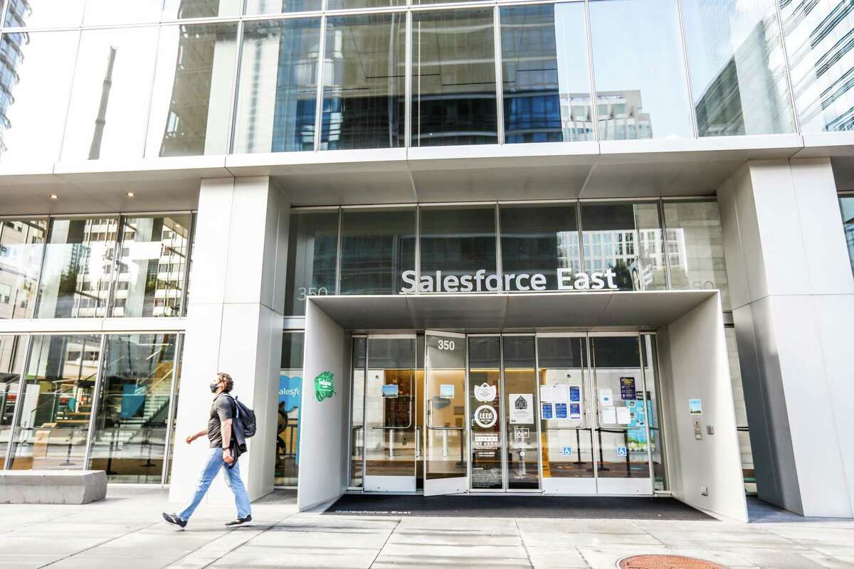 一名男子经过位于旧金山米逊街的Salesforce East大楼。