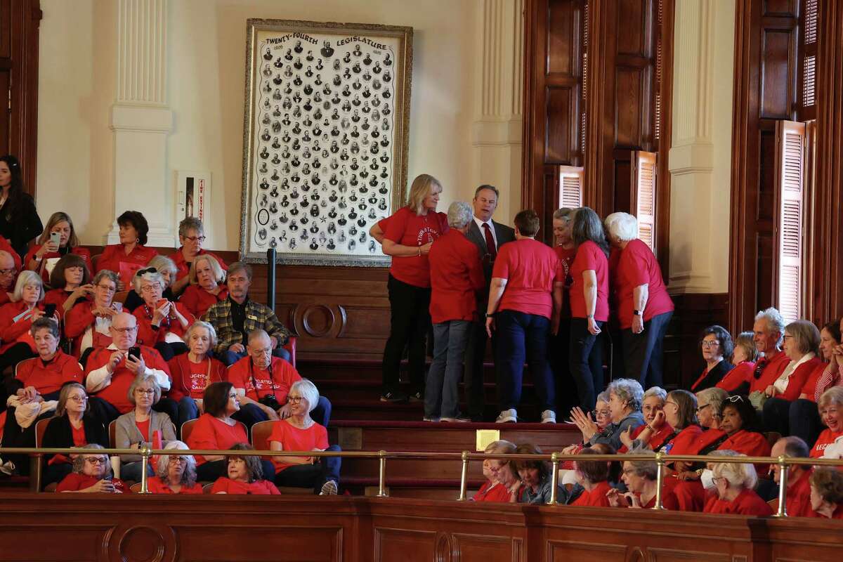 Retired Texas Teachers Cheer Likely Pay Bump As State Employees Wait