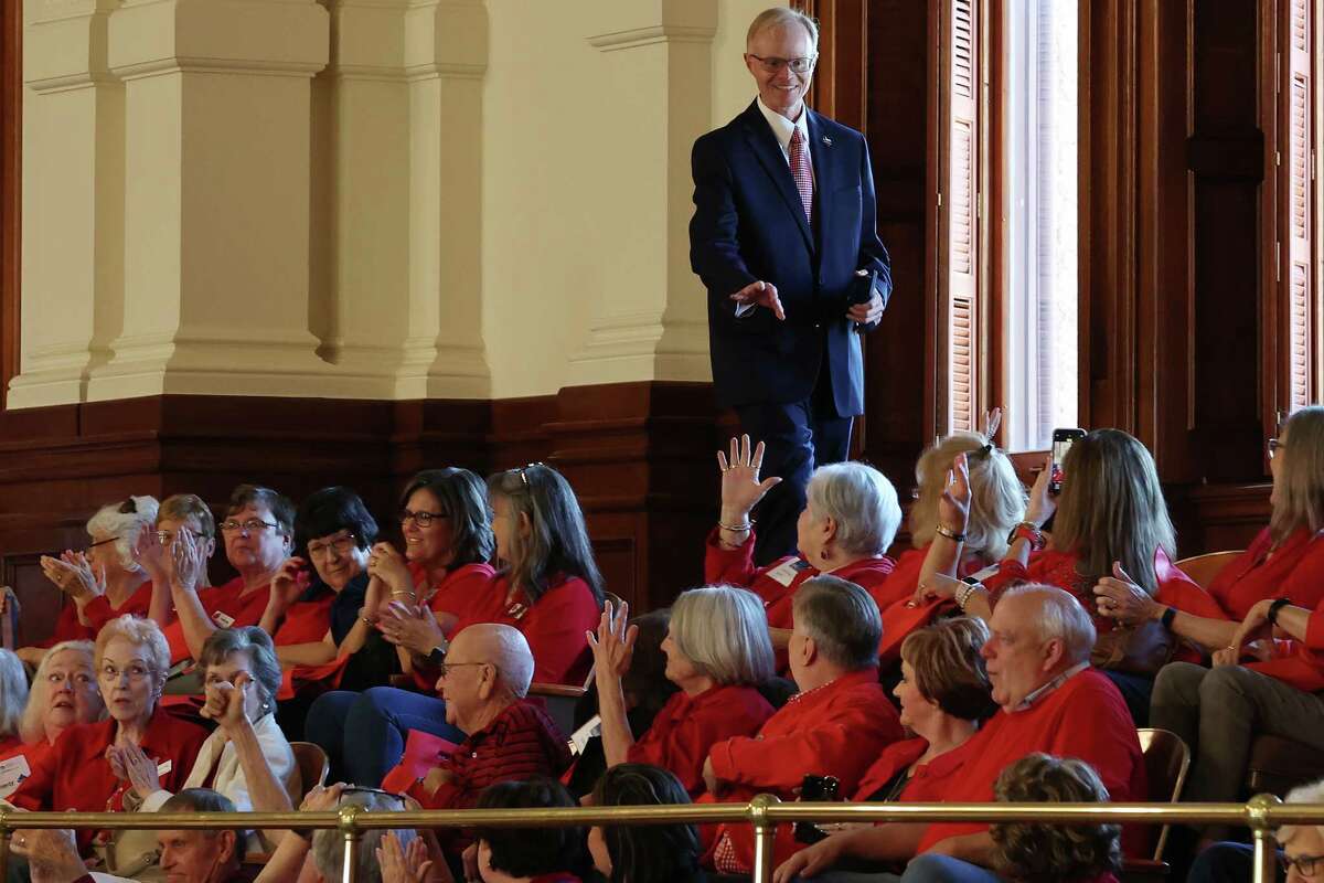 Retired Texas teachers cheer likely pay bump as state employees wait