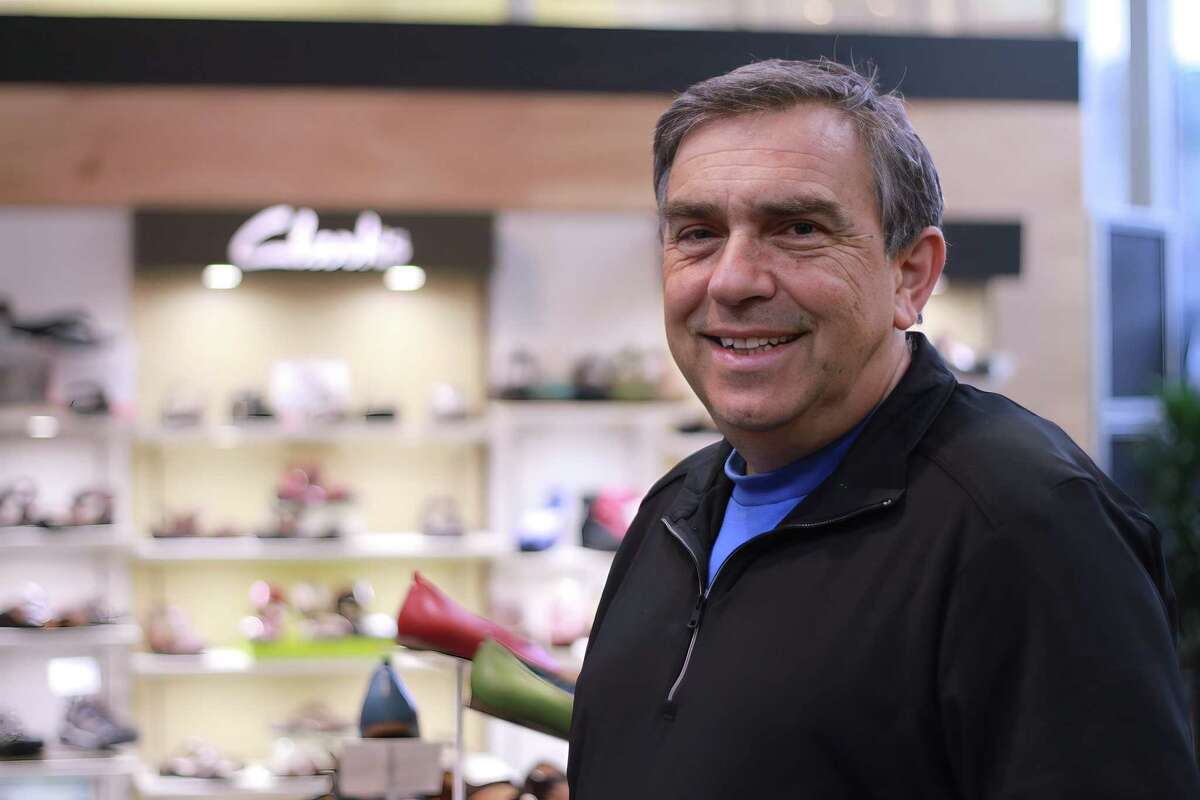 Mark Wachter在他的跑鞋店On the Run里，这家店位于旧金山的内日落区。