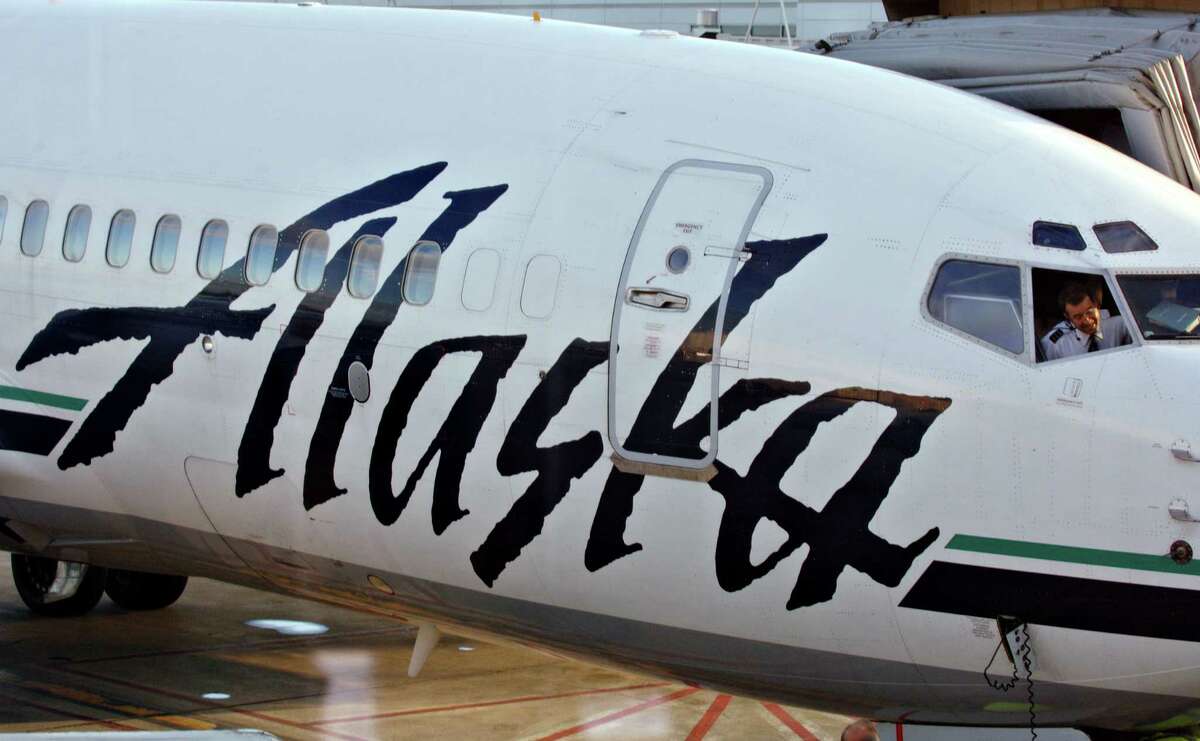 这张2005年的照片显示的是阿拉斯加航空公司的一架飞机。