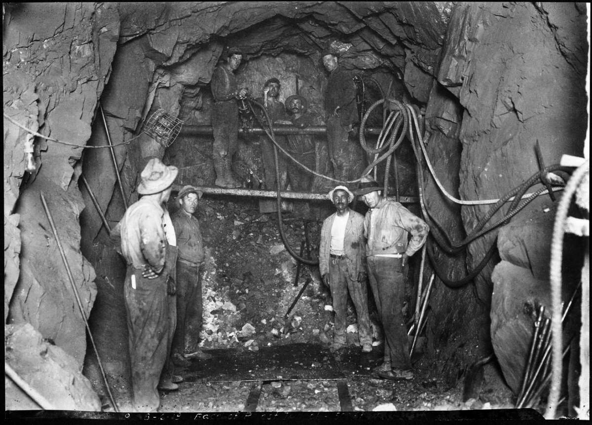 1918年，工人们在Priest Portal建造山间隧道。100年前，为了给旧金山供水，赫奇·赫奇水库建成了，19英里长的输水隧道也建成了，现在正在进行紧急维修。