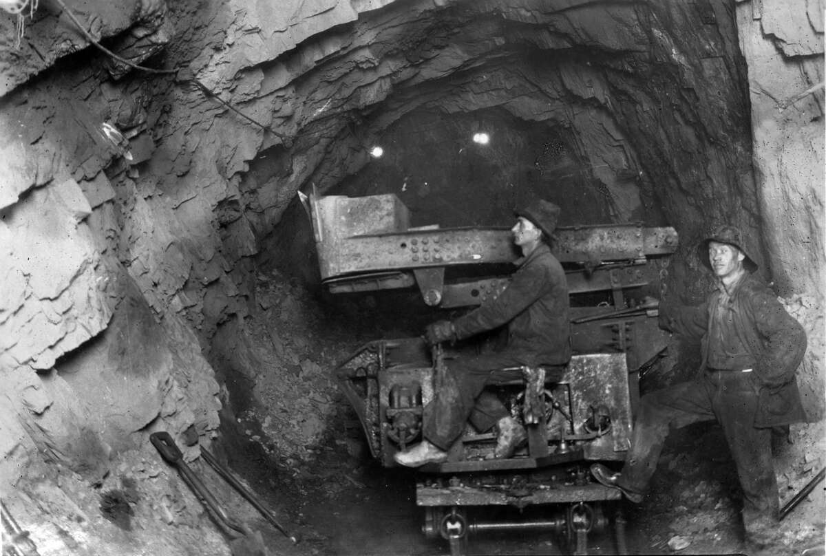 1922年，在建造山隧道期间，一台“渣土机”正在工作。