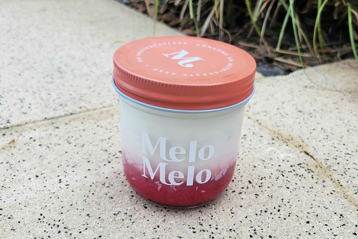 来自Melo Melo的草莓椰子布丁，在米尔布雷的小吃店Ponyo Foods找到。