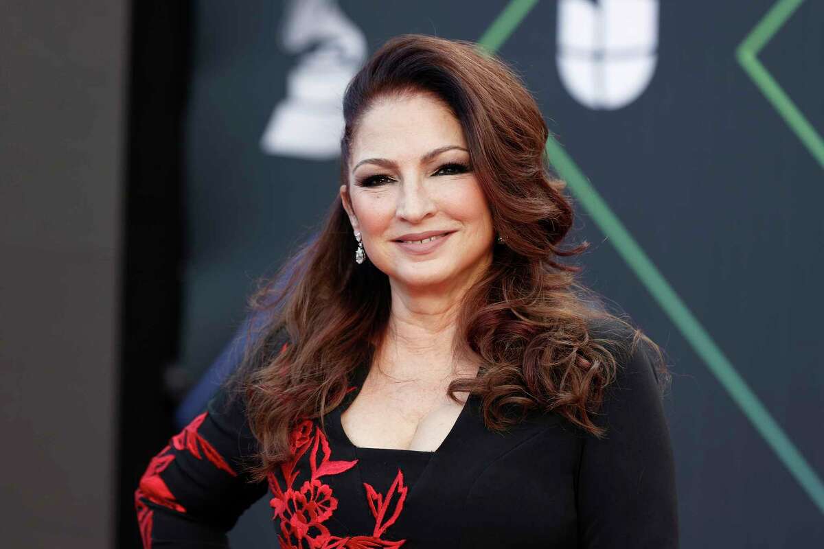 La cantautora ganadora del premio Grammy Gloria Estefan y su esposo, Emilio Estefan, estarán entre los homenajeados en los Premios Sofía a la Excelencia 2023 presentados por el Instituto Reina Sofía de España en una gala en Houston el 17 de mayo. 