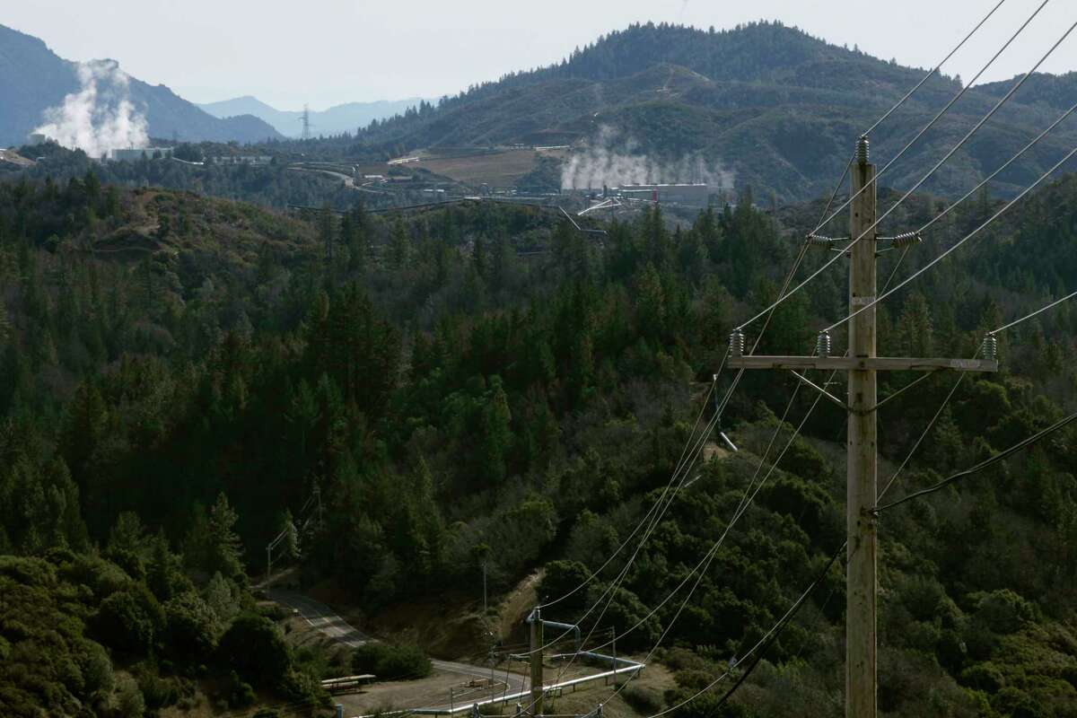 2013年，在米德尔敦(莱克县)，地热发电的输电线贯穿了数千英亩的间歇泉。这个地区地震非常活跃。